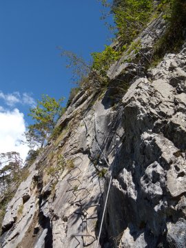 Inizio parte verticale della ferrata (34845 bytes)
